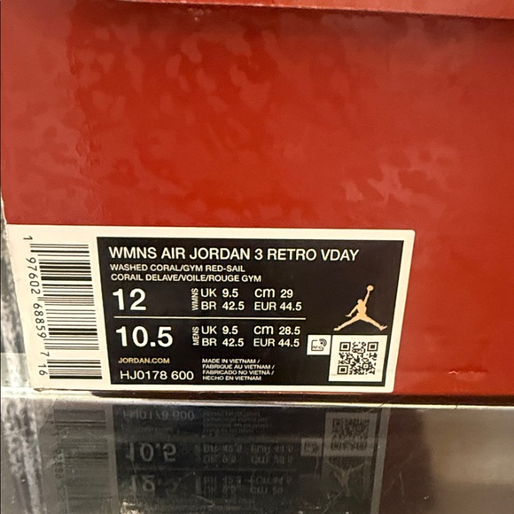 AIR JORDAN 3 RETRO VDAY - Picture 8 of 10